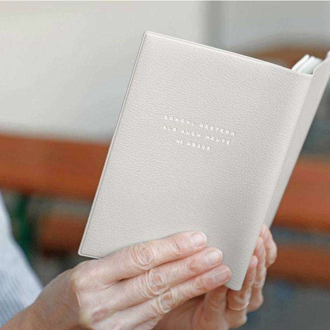 ブックカバー 高級感漂う読書の伴侶