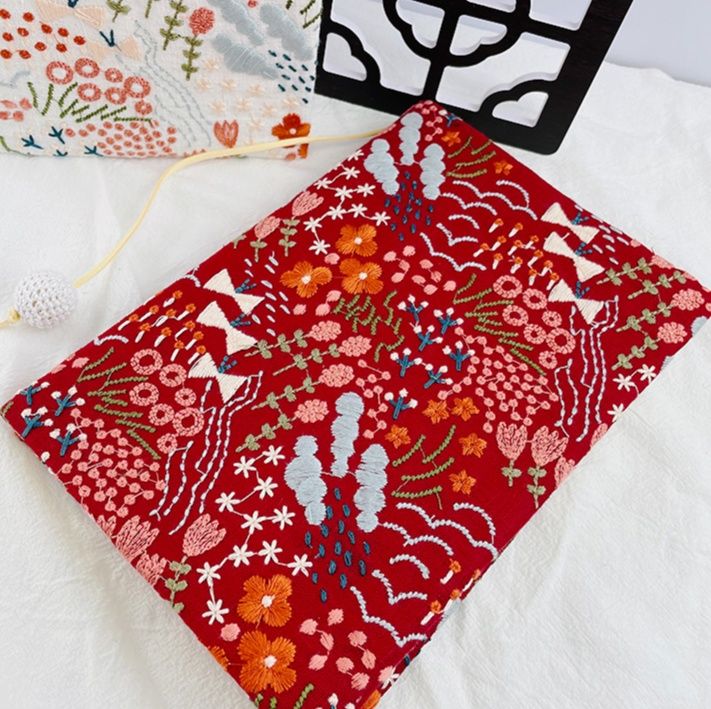 ブックカバー 花園刺繍のブックカバー