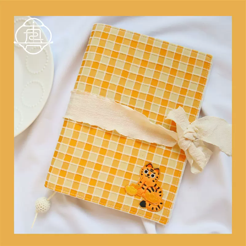 トラ柄刺繍入りもこもこ布製ブックカバー 【ストライプ】