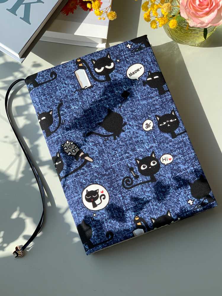 ブックカバー 黒猫遊び布製ブックカバー