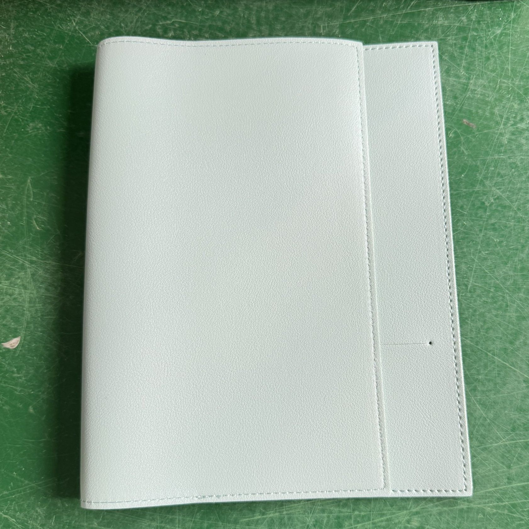 ブックカバー 上質な革を使用したシンプル仕立てのブックカバー