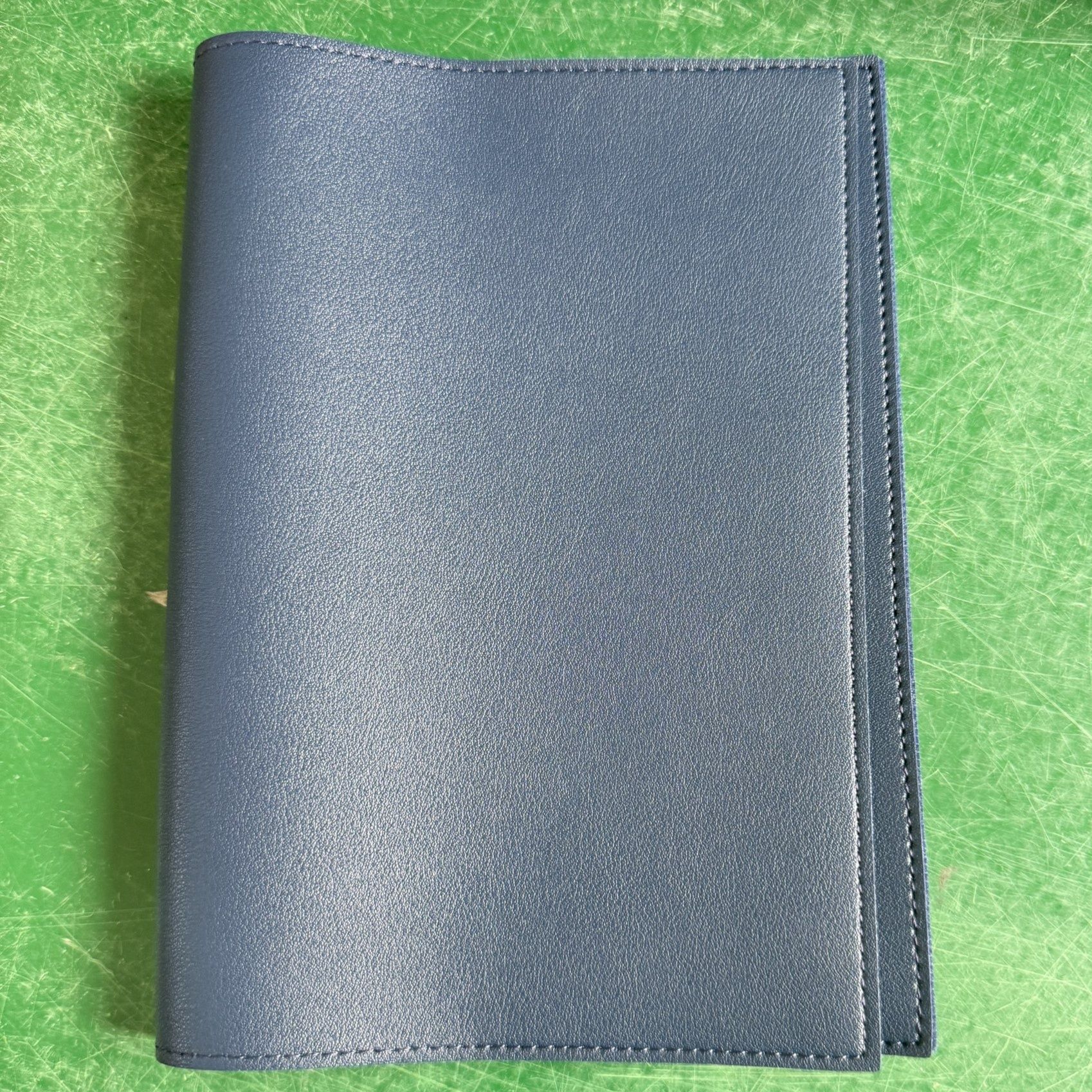 ブックカバー 上質な革を使用したシンプル仕立てのブックカバー