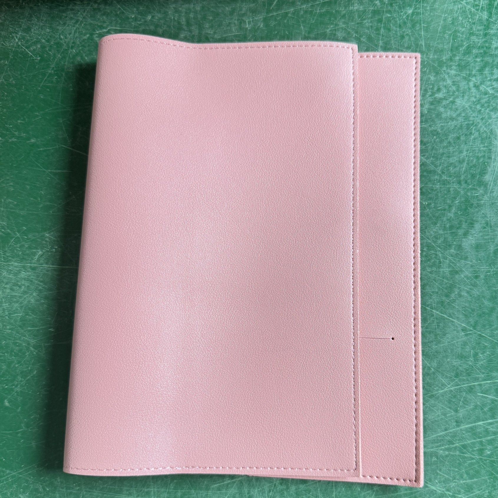 ブックカバー 上質な革を使用したシンプル仕立てのブックカバー