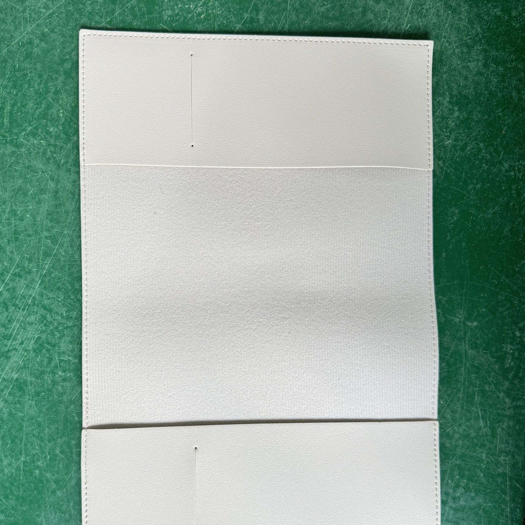 ブックカバー 上質な革を使用したシンプル仕立てのブックカバー