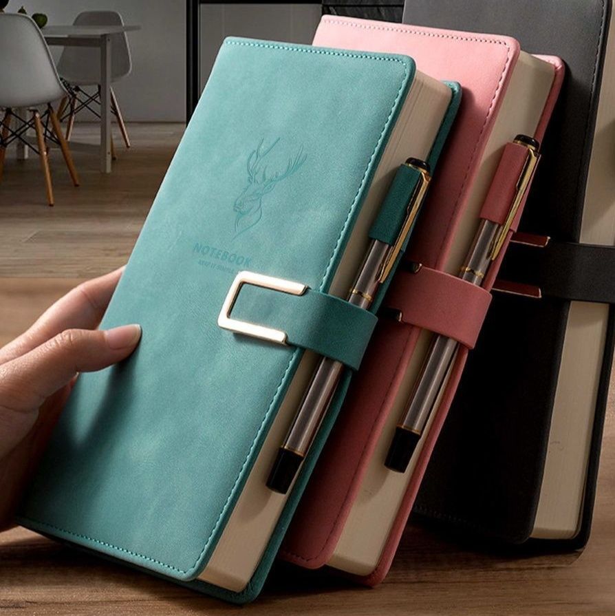 ブックカバー 鹿の刻印入りペンホルダー付き手帳型ブックカバー