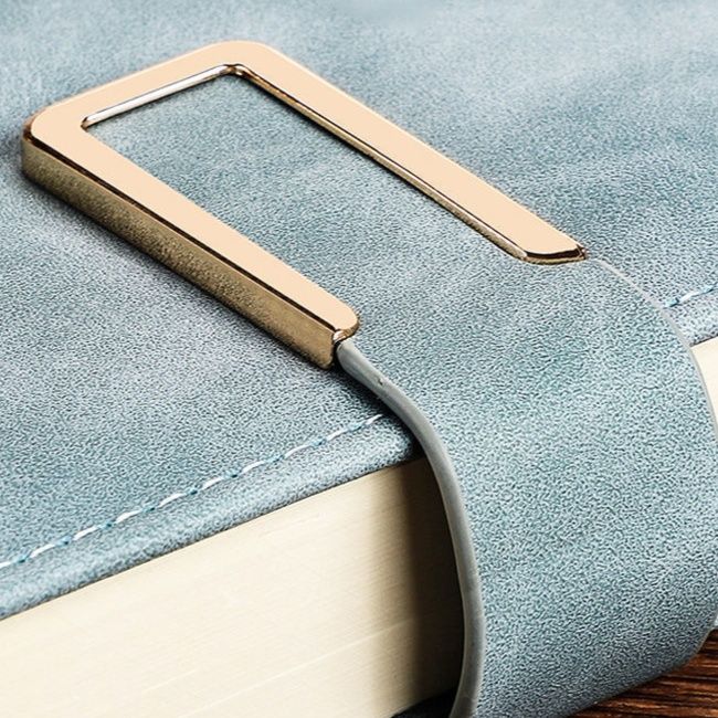 ブックカバー 鹿の刻印入りペンホルダー付き手帳型ブックカバー