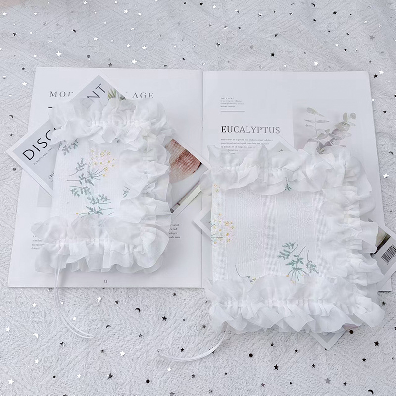 布製ブックカバー 白色刺繍花柄 ひらひら装飾付き本カバー