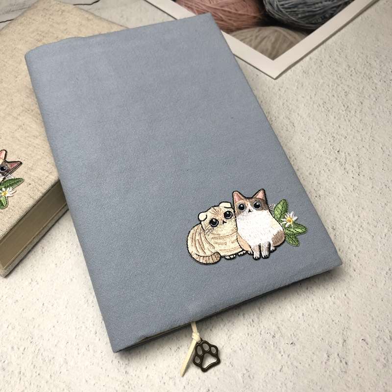 ～単行本　菊判～ 猫刺繍入り布製ブックカバー