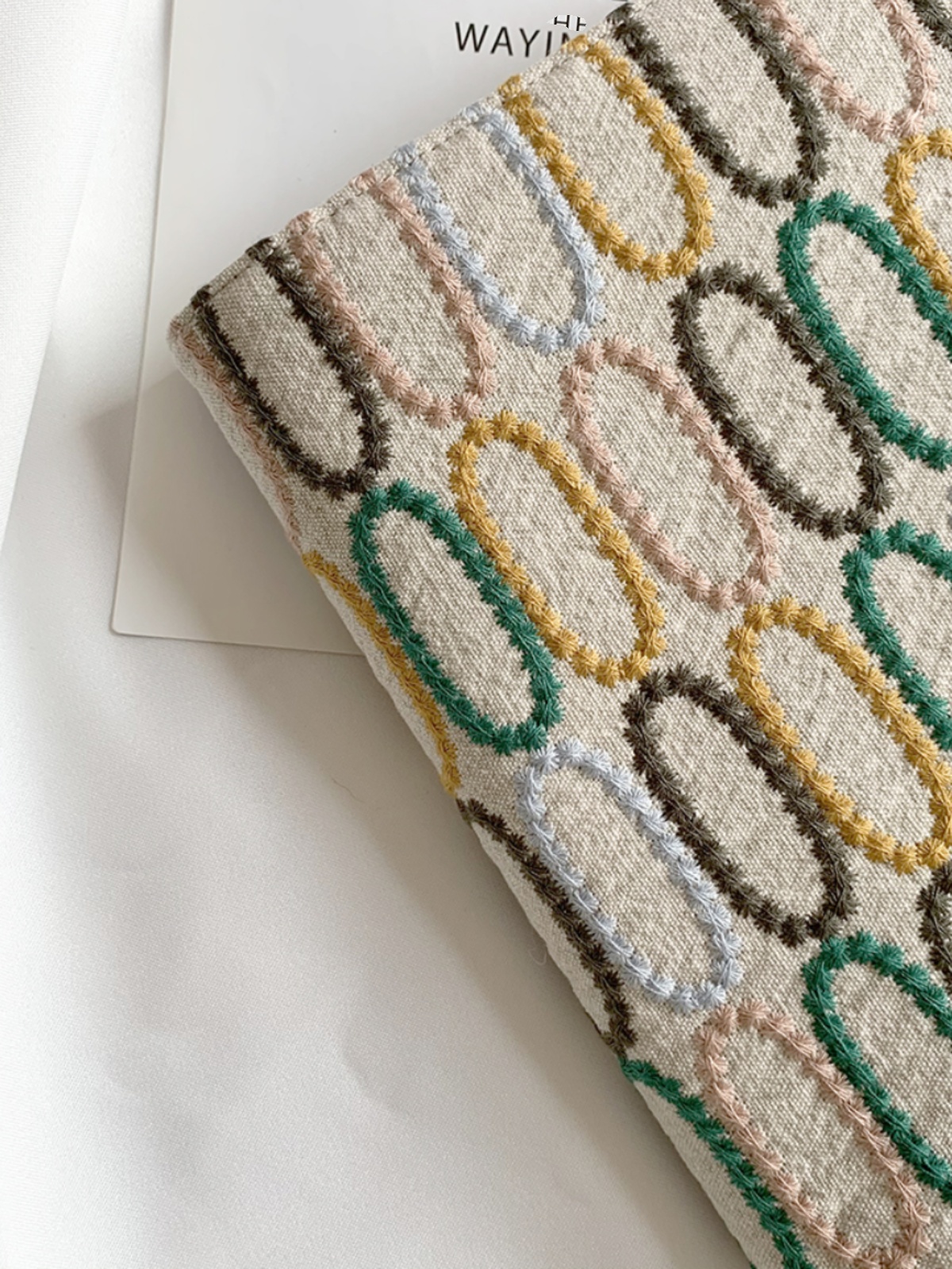 ブックカバー 繊細な刺繍模様のブックカバー