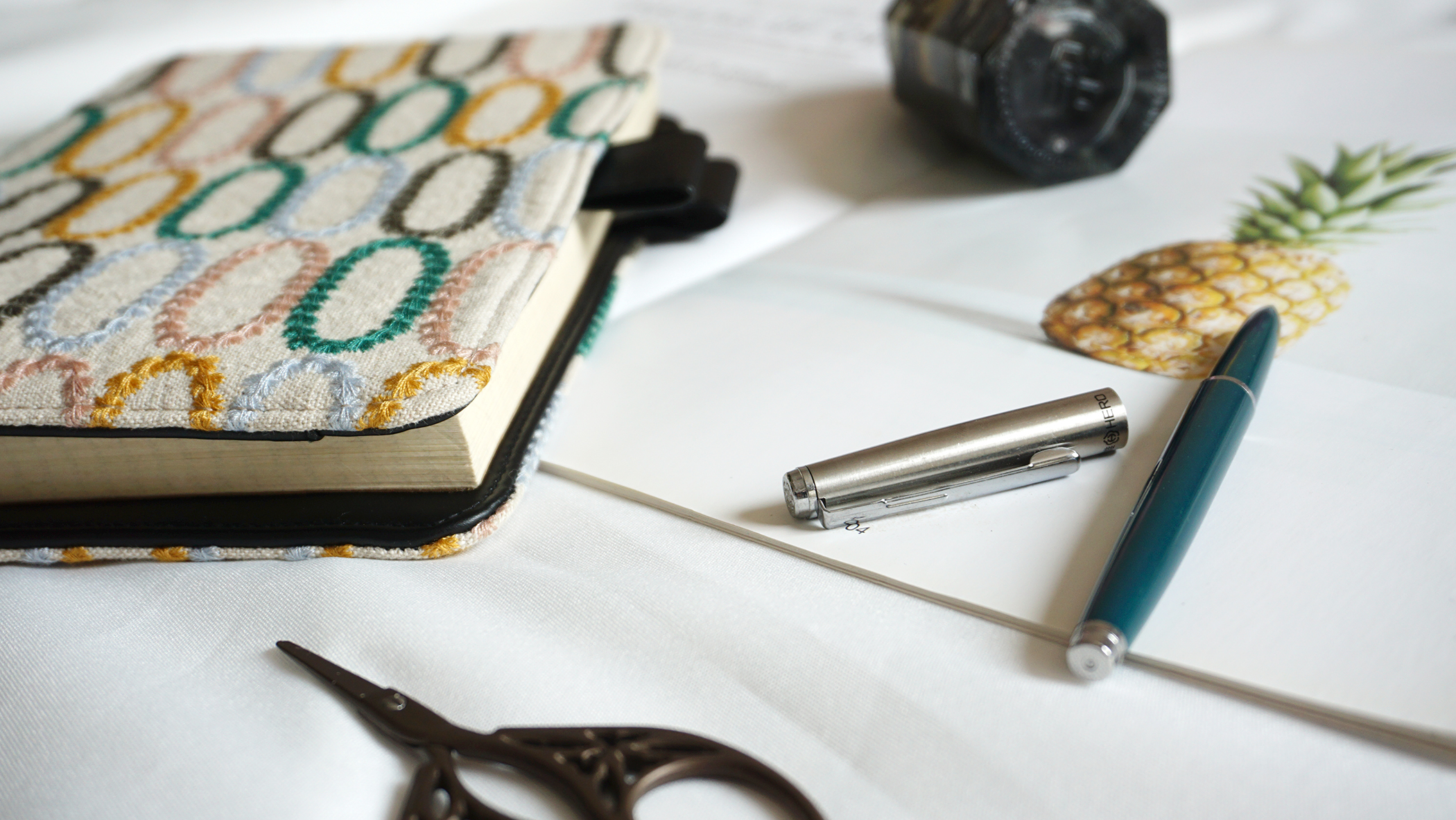 ブックカバー 繊細な刺繍模様のブックカバー