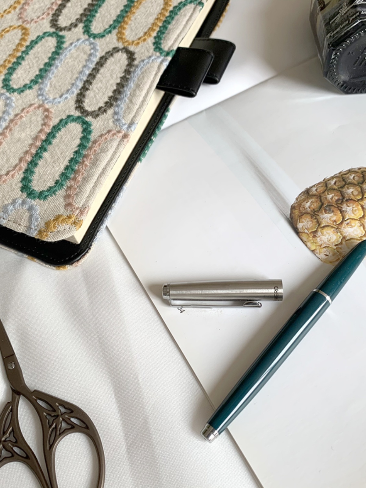 ブックカバー 繊細な刺繍模様のブックカバー