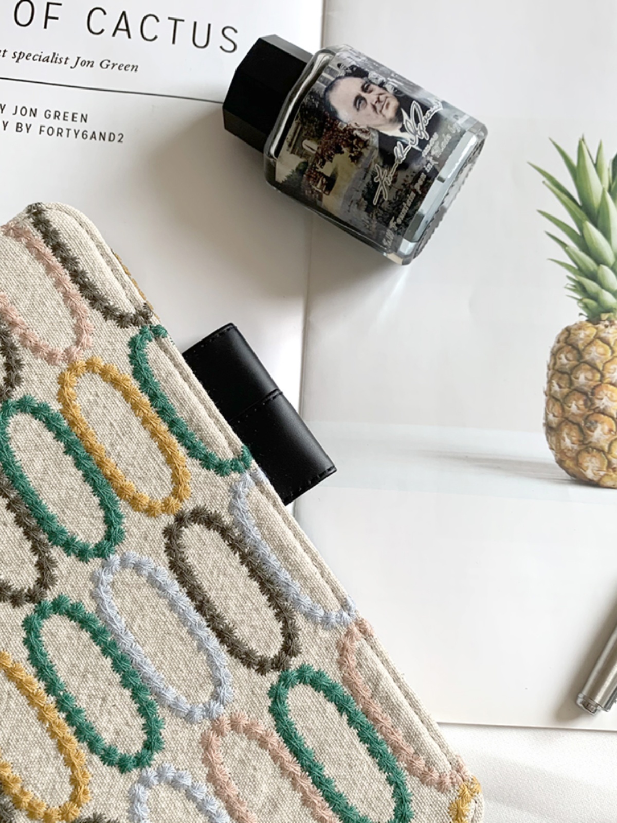 ブックカバー 繊細な刺繍模様のブックカバー