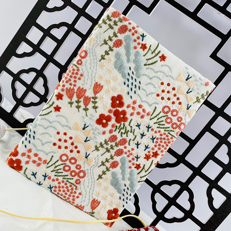 ブックカバー 花園刺繍のブックカバー