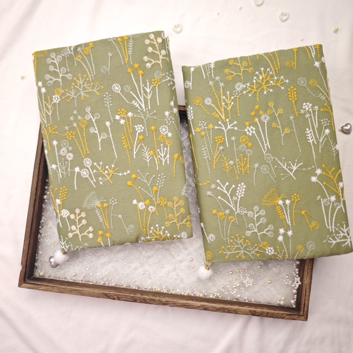 ブックカバー 野の花と草木が揺れる刺繍風プリントの布