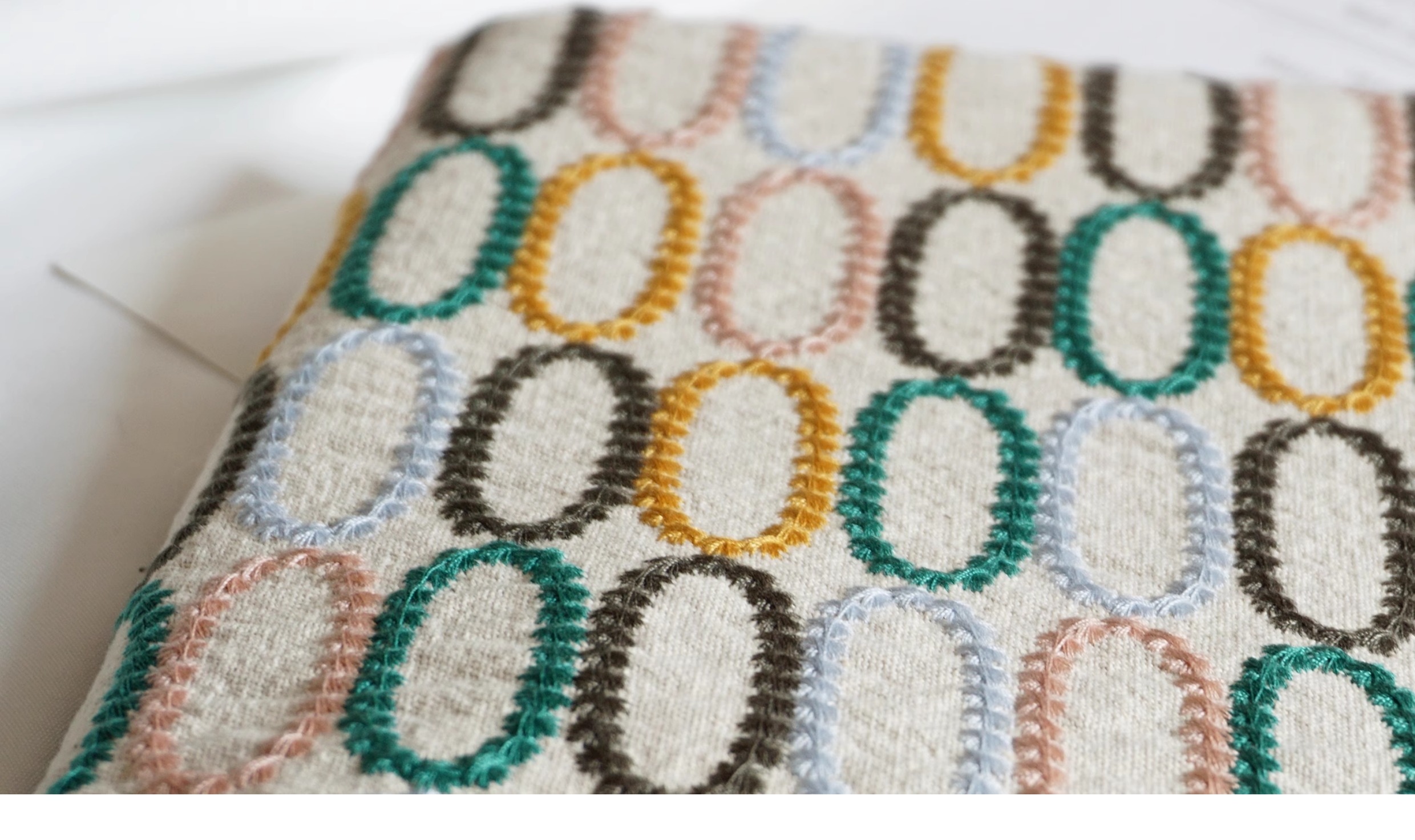 ブックカバー 繊細な刺繍模様のブックカバー