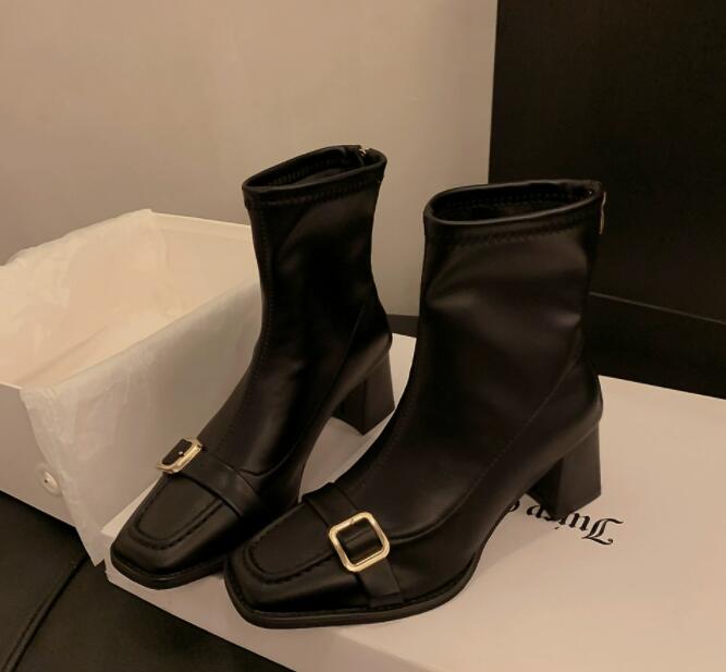 秋冬ショートブーツ 合成皮革 ベルト金具付き 中太ヒール