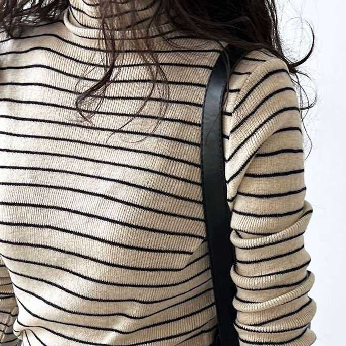 細ボーダーリブタートルネックニット ボーダー服