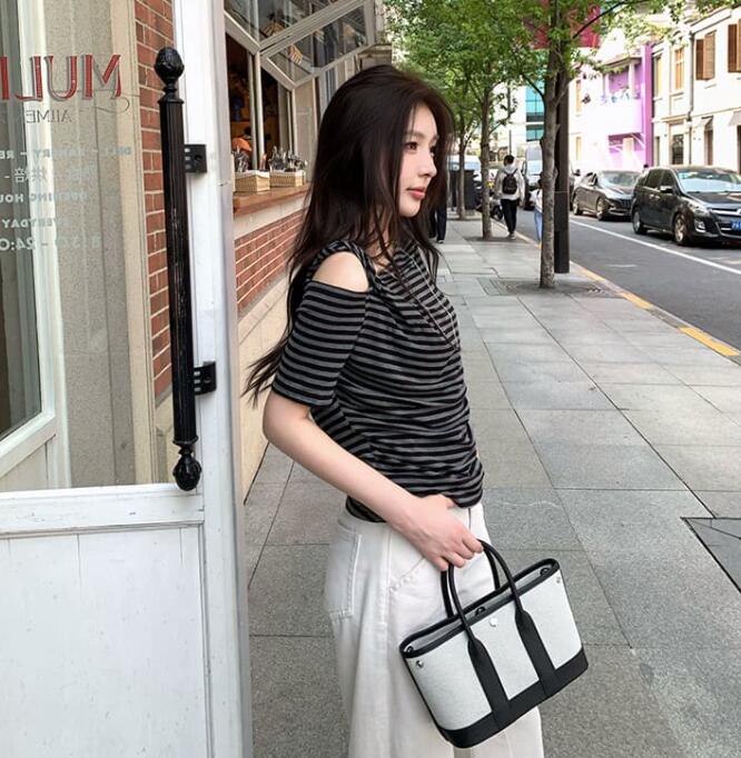 https://fulmo-img-server.com/borderly/b814b4c4-6b28-4be3-b2e1-1acc9f0c0e0e.jpg