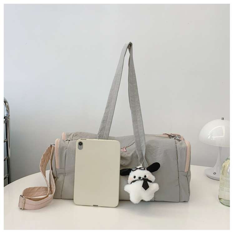 ふわふわチャーム付きドーム型ボストンバッグ