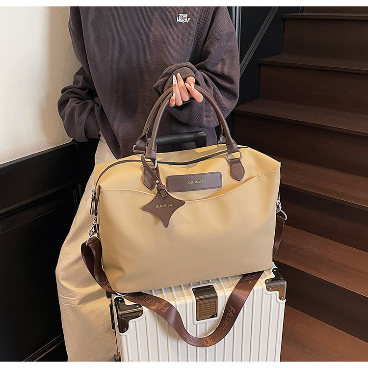 ボストンバッグ 上質素材の旅行用ボストンバッグ