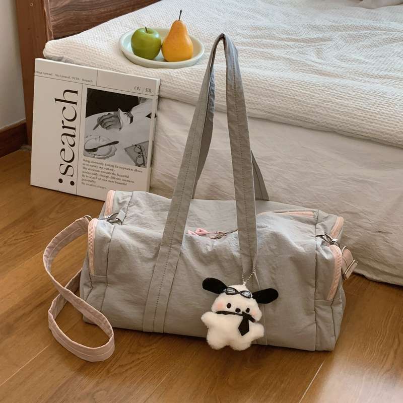 ふわふわチャーム付きドーム型ボストンバッグ
