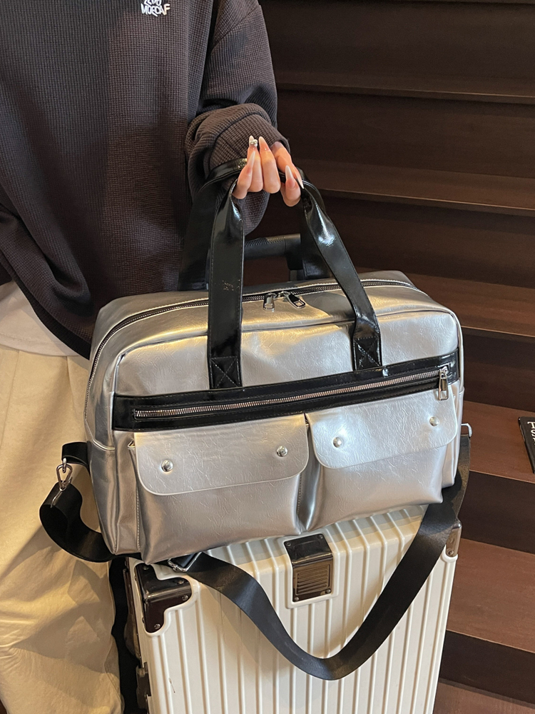 高級感漂う多機能旅行ボストン