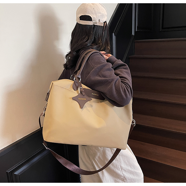 ボストンバッグ 上質素材の旅行用ボストンバッグ