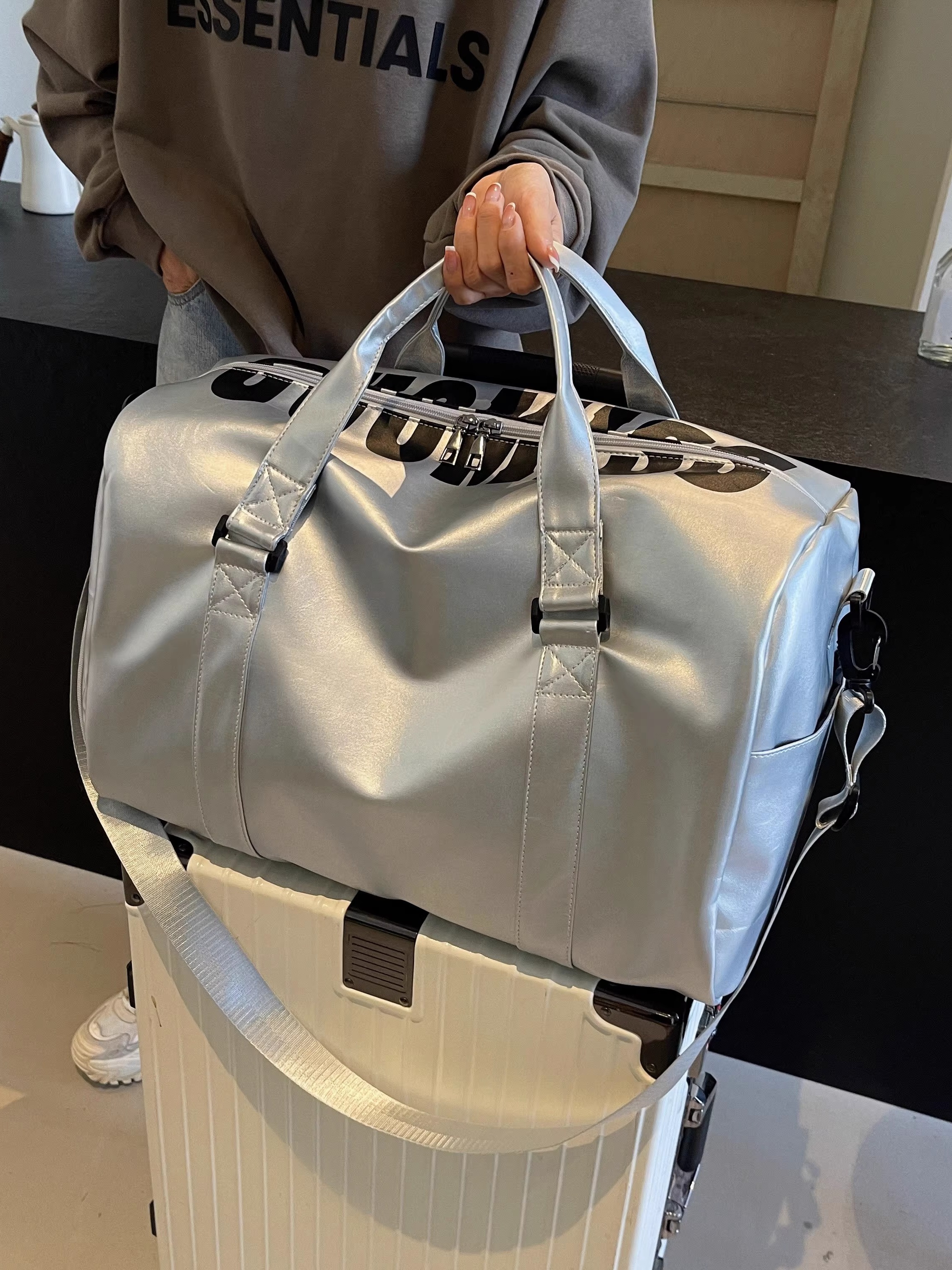 ボストンバッグ 光沢仕上げ 上質旅行ボストン
