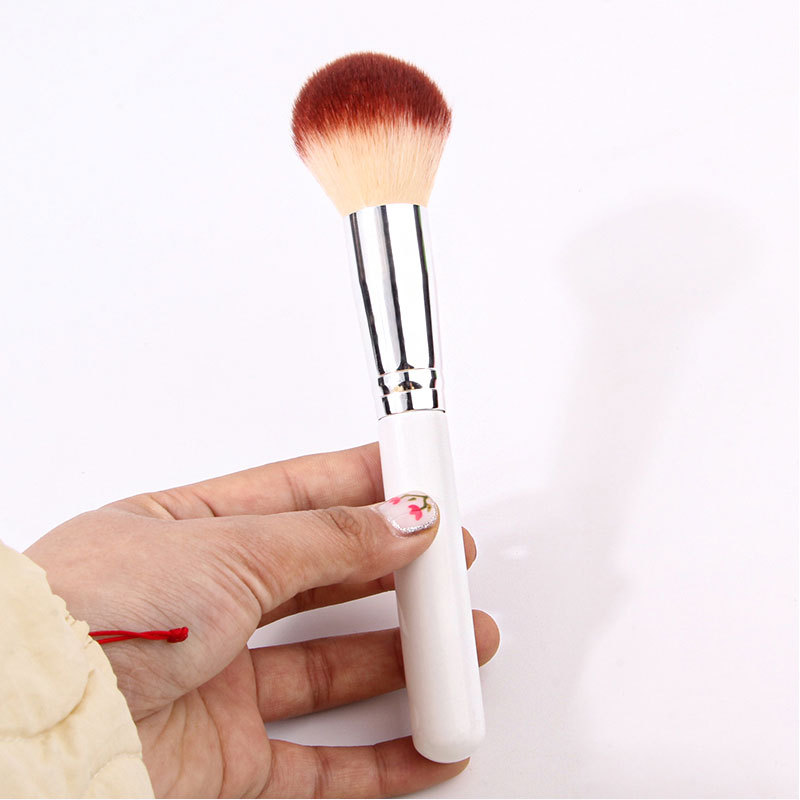 メイクブラシ 上質丸型チークブラシ 滑らか仕上げ