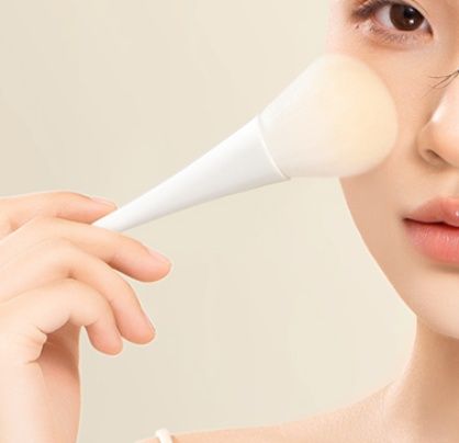 頬に優しくふんわり彩る！チークブラシおすすめ5選