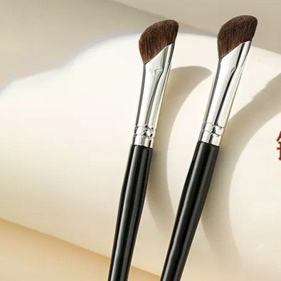 メイクブラシ 鎌刀型斜めカット鼻筋立体コンシーラーブラシ