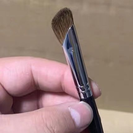 メイクブラシ 鎌刀型斜めカット鼻筋立体コンシーラーブラシ