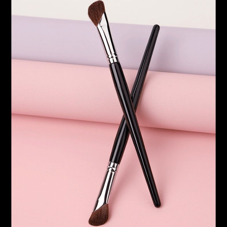 メイクブラシ 鎌刀型斜めカット鼻筋立体コンシーラーブラシ