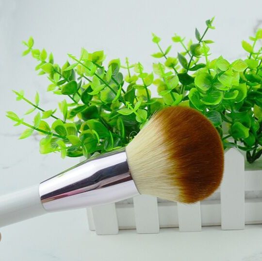 メイクブラシ ふんわり丸型チークブラシ 極上肌仕上げ