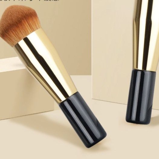 メイクブラシ 高級感溢れる丸型チークブラシ