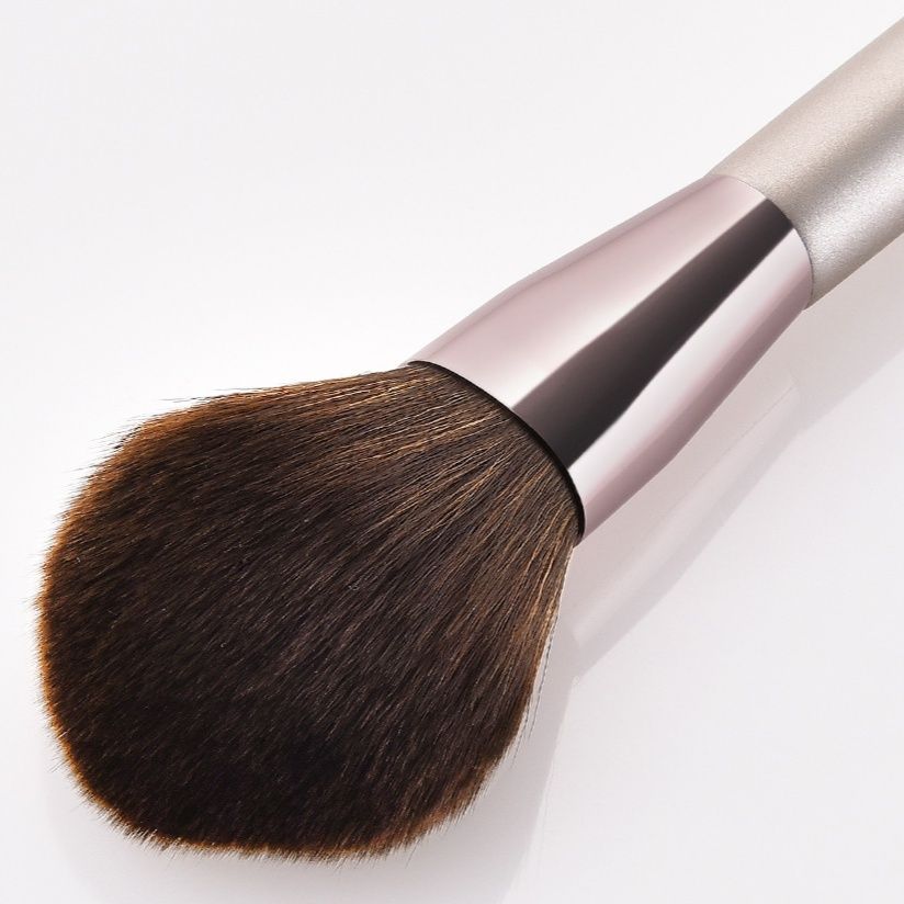 メイクブラシ 高級天然毛使用の丸型チークブラシ