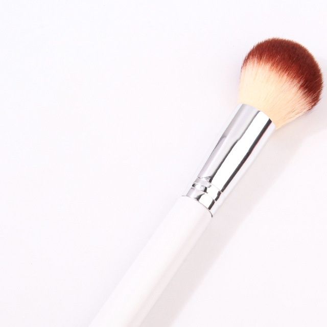 メイクブラシ 上質丸型チークブラシ 滑らか仕上げ