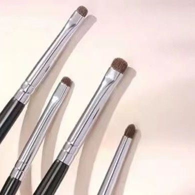メイクブラシ 精密アイメイク用小馬毛ブラシ四本セット