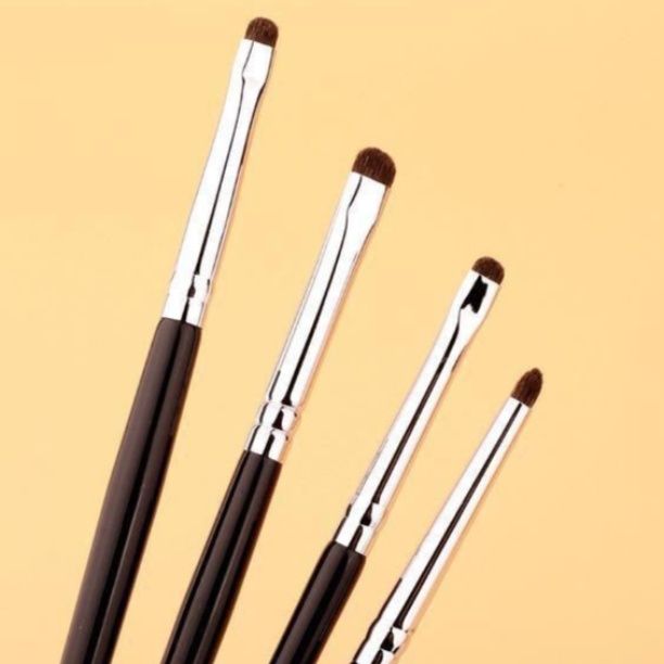 メイクブラシ 精密アイメイク用小馬毛ブラシ四本セット