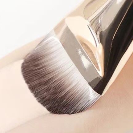 メイクブラシ 薄塗り仕上げ舌型ファンデーションブラシ