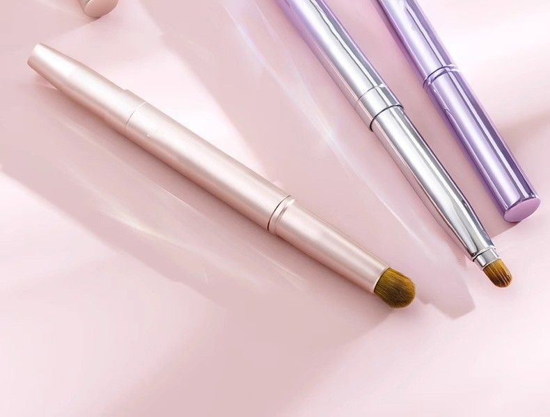 メイクブラシ 携帯用二刀流リップブラシ繰り出し式