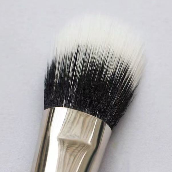 メイクブラシ プロ仕様の斜めカット丸型チークブラシ