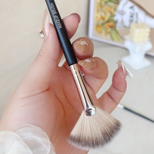 メイクブラシ 扇形ファンデーションブラシ プロ仕様