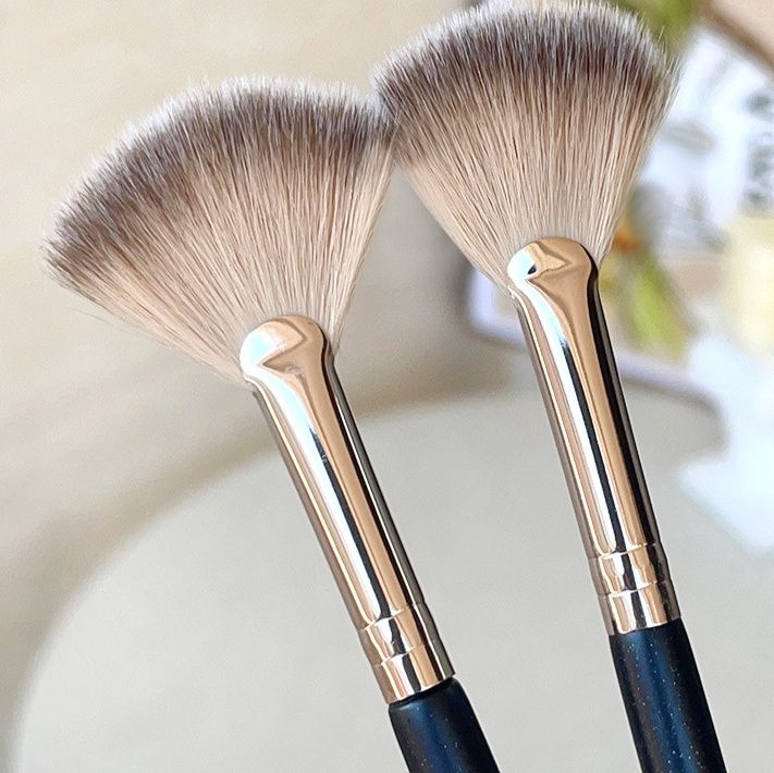 メイクブラシ 扇形ファンデーションブラシ プロ仕様