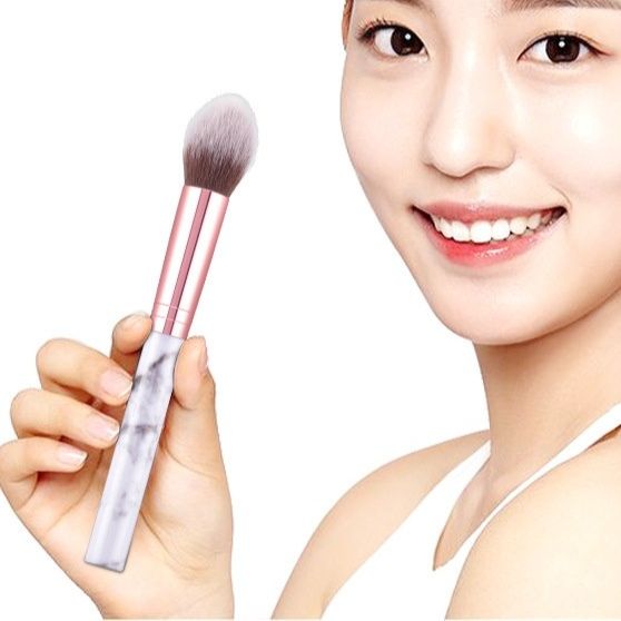 メイクブラシ 大理石柄ハンドル ふんわりチークブラシ