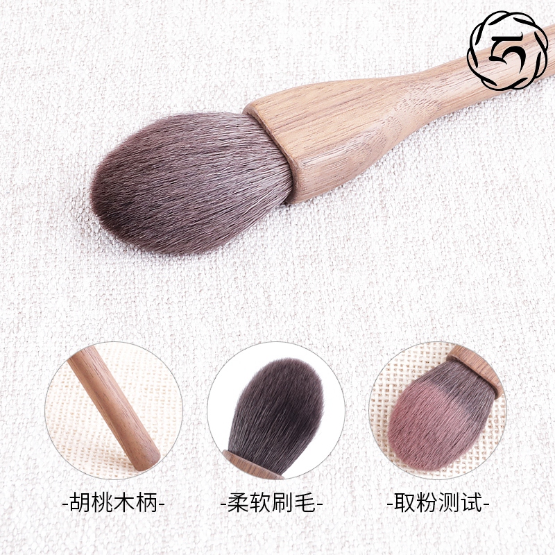 メイクブラシ 天然木製柄ふんわりチーク専用ブラシ