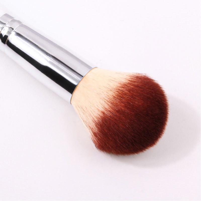 メイクブラシ 上質丸型チークブラシ 滑らか仕上げ