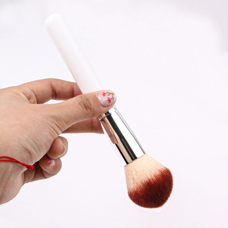 メイクブラシ 上質丸型チークブラシ 滑らか仕上げ
