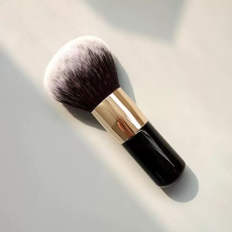 メイクブラシ プロ仕様ふんわり丸型チークブラシ