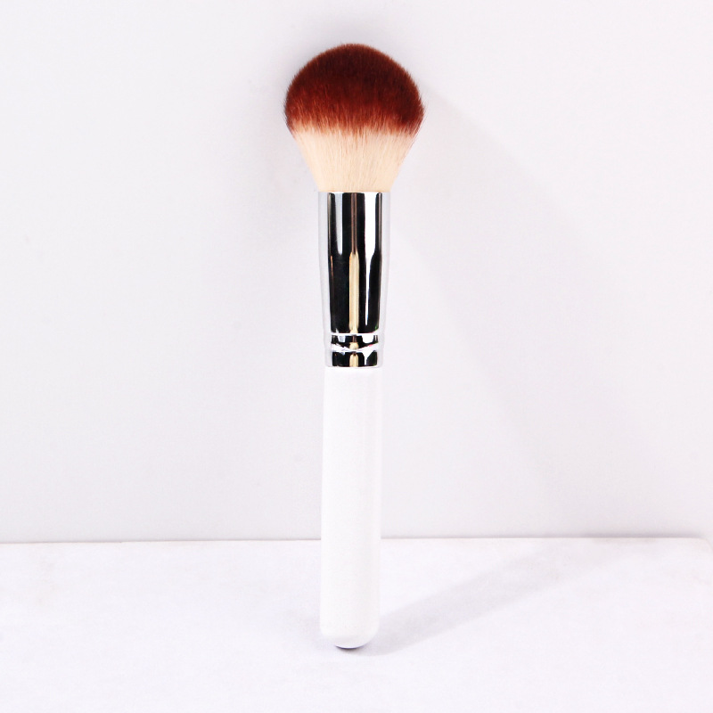 メイクブラシ 上質丸型チークブラシ 滑らか仕上げ